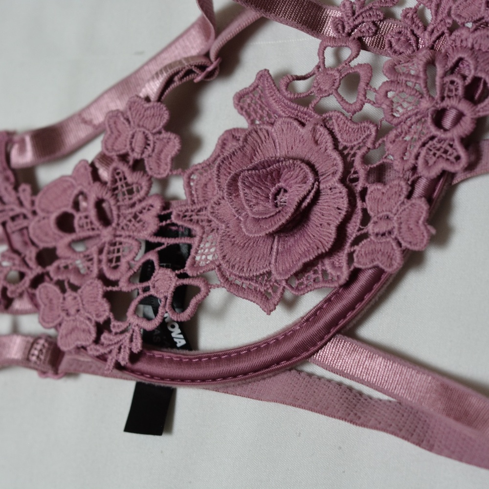 Pink Lace Garter Set - Picture 3 of 16